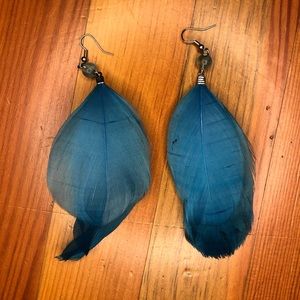 Xhilaration blue feather dangle earrings with bead OS